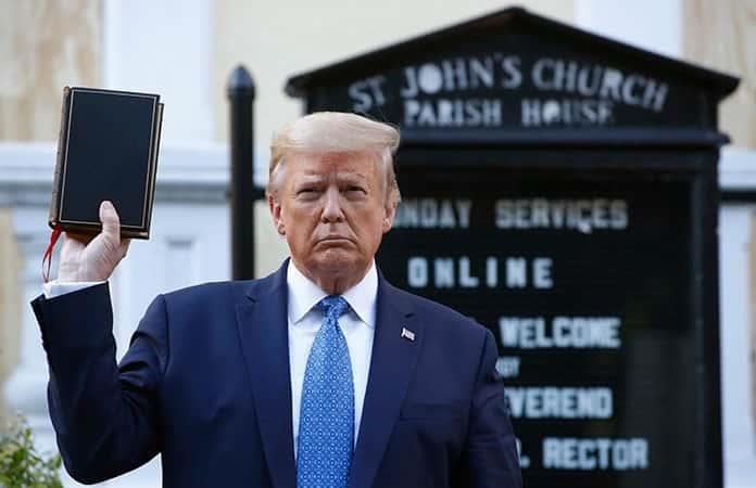 Trump vende Biblias para costear gastos legales crecientes
