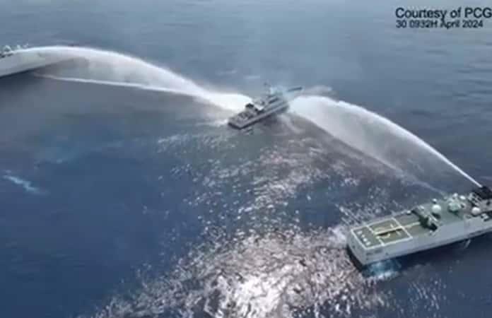Dispara China cañones de agua a barcos filipinos